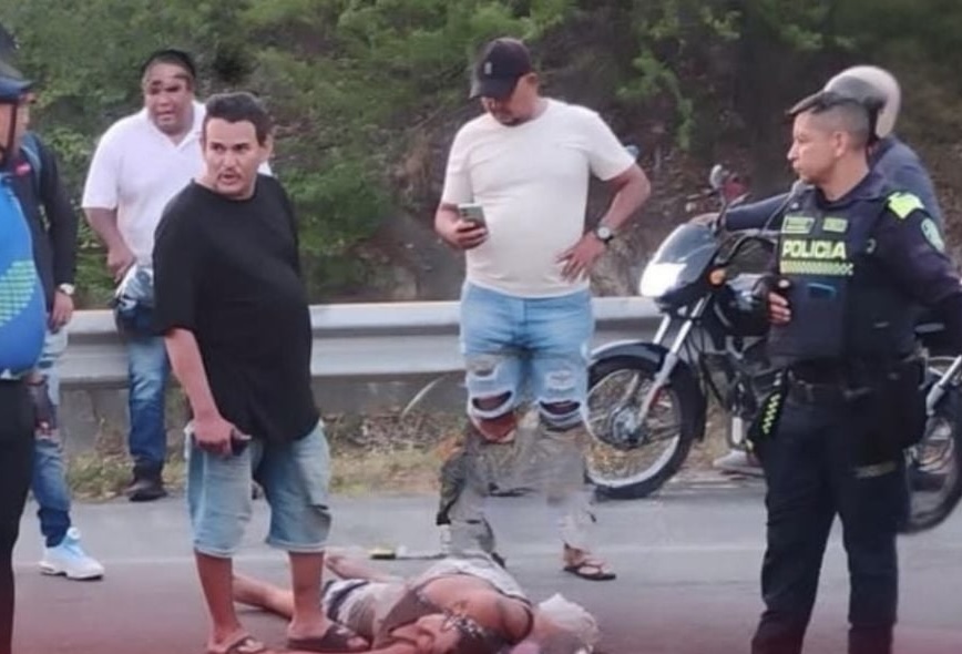 En Santa Marta un motociclista ebrio dejó caer a su pareja y siguió su camino sin percatarse de lo que ocurría