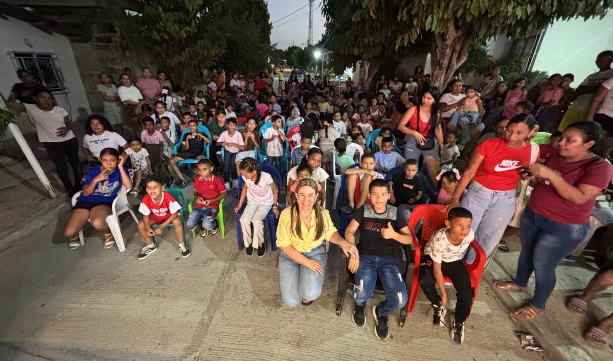 Maura De Vega concejal del municipio de Fundación llevó cine y alegría al los niños del barrio La Esperanza