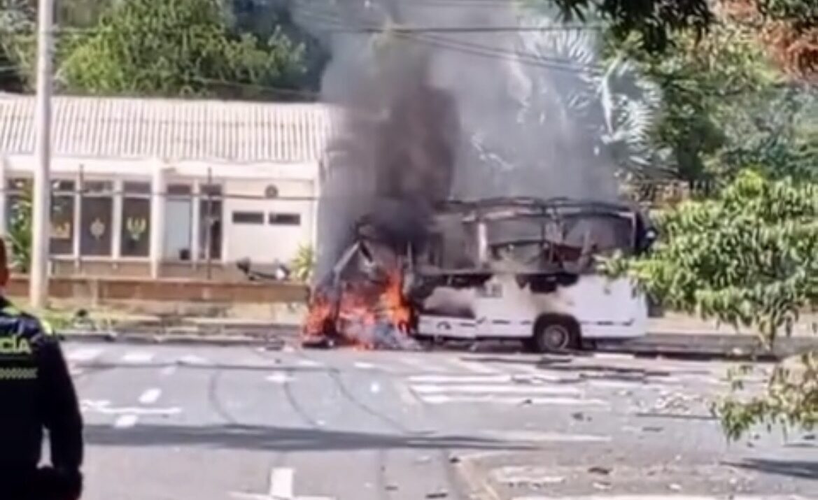 Disidencias de las FARC estarían detrás del ataque con bus bomba al Batallón Pichincha; Gobierno ofrece $200 millones de recompensa