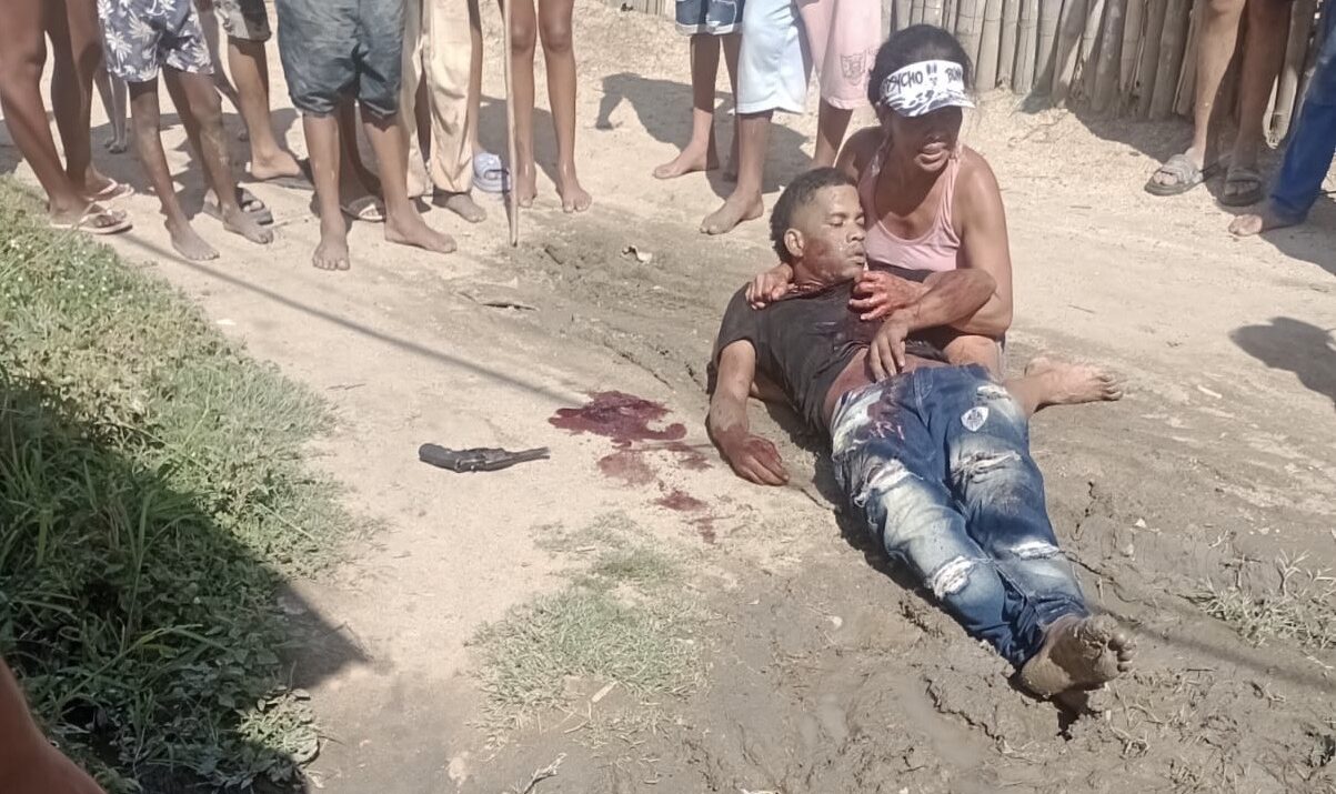 Mujer suplicaba ayuda mientras su esposo se desvanecía en sus brazos tras ser baleado en Guacamayal