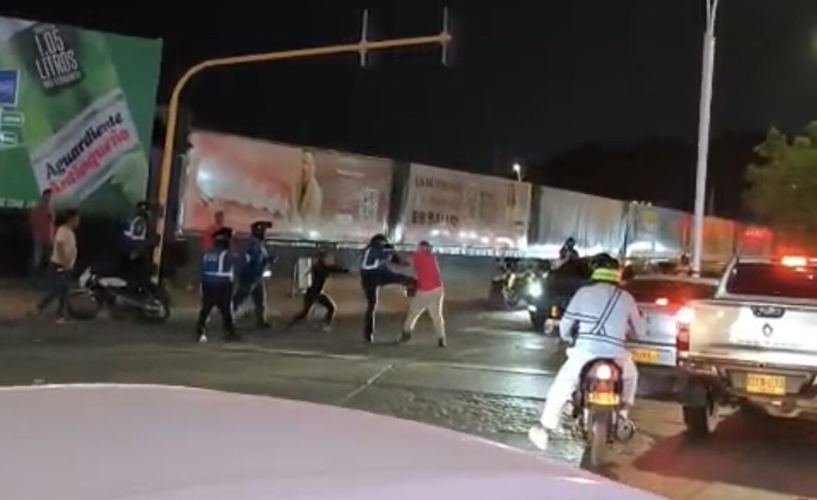 Agente de tránsito y motociclista se agarraron a golpes en plena vía pública de Santa Marta