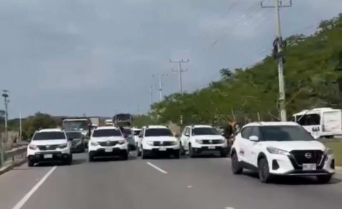 Plan Tortuga de vehículos de servicio especial paralizó el tráfico en la Troncal del Caribe, Santa Marta