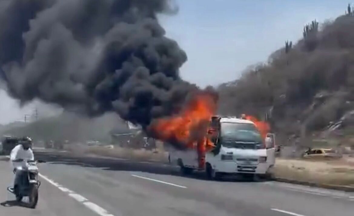 Pasajeros se salvaron de morir: el bus en el que viajaban se incendió cuando llegaban a Santa Marta